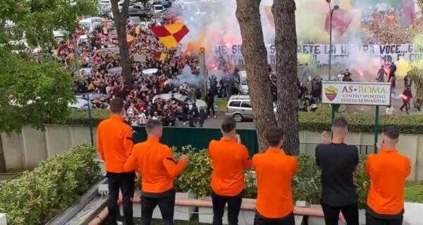 Europa League, i tifosi della Roma caricano la squadra prima della partenza per Manchester