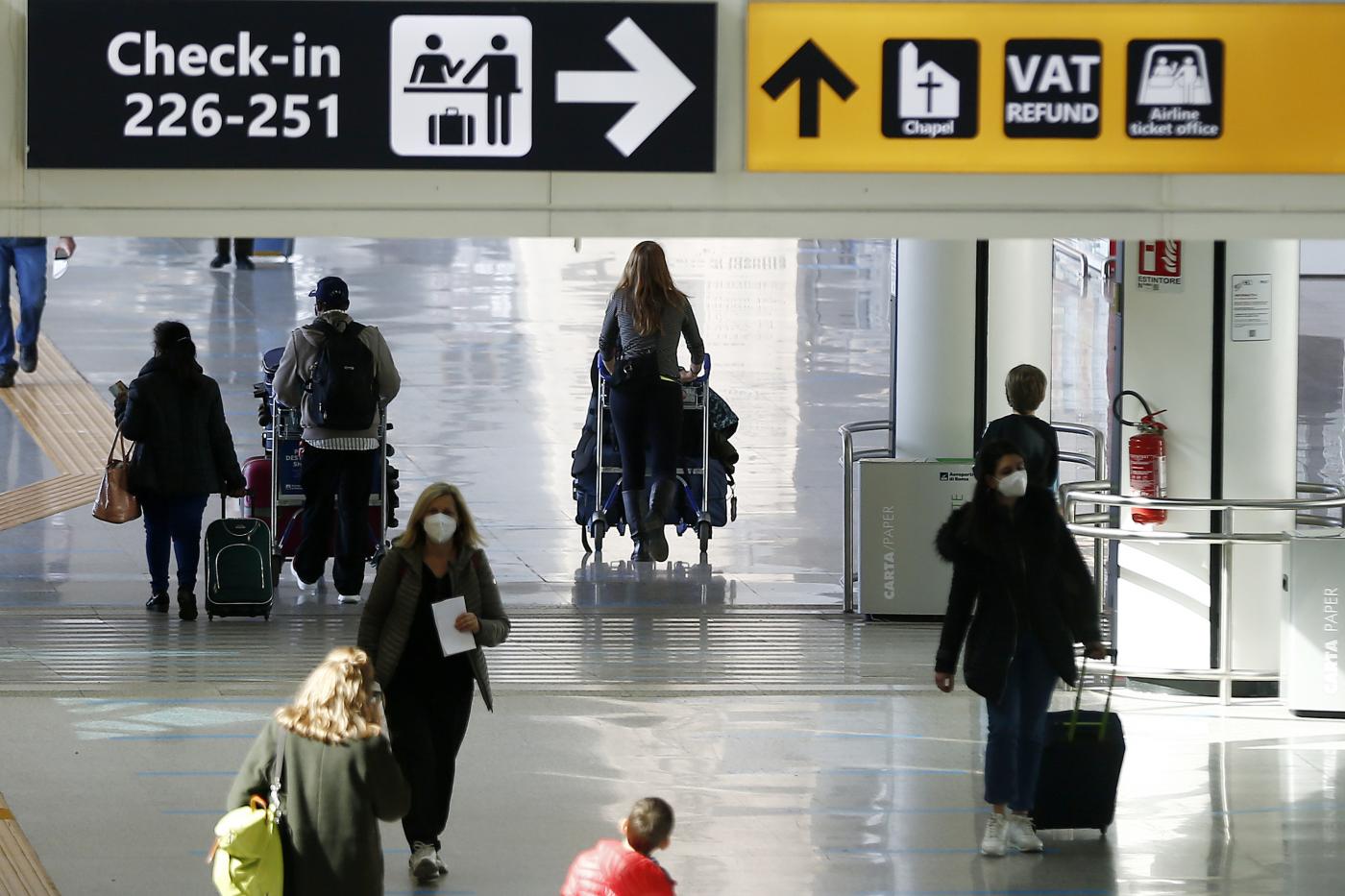 Covid, Sardegna verso arancione. A Roma paura per ‘l’indiana’: Lazio chiede blocco voli Covid, Sardegna verso arancione. A Roma paura per ‘l’indiana’: Lazio chiede blocco voli