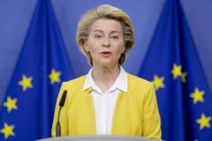 Ursula von der Leyen parla ai media sugli sviluppi della vaccinazione Covid-19