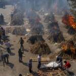 Covid, ancora record contagi e morti in India. Gli Usa richiamano i loro i cittadini: “Pronti rimpatri”