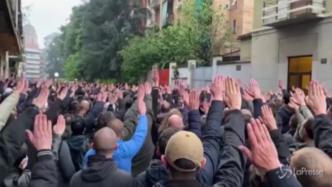 Roma, saluti fascisti e omofobia in classe: i video shock di un prof