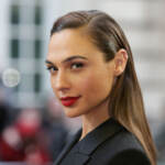 Mostra Venezia 2025, l’appello degli artisti per Gaza: “No a Gerard Butler e Gal Gadot in Laguna”