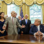 il presidente Donald Trump ascolta gli astronauti dell'Apollo 11.