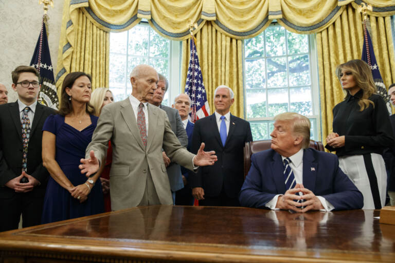 il presidente Donald Trump ascolta gli astronauti dell'Apollo 11.