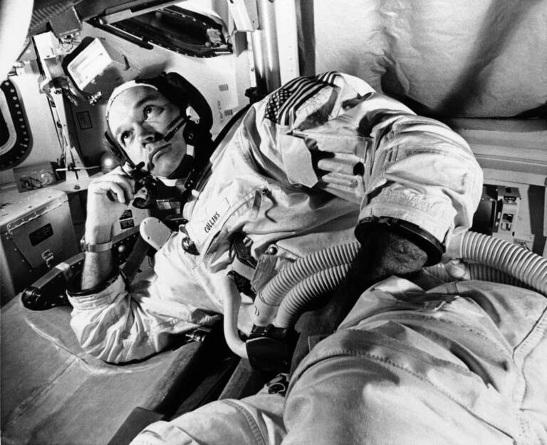 Michael Collins si prende una pausa durante l'addestramento