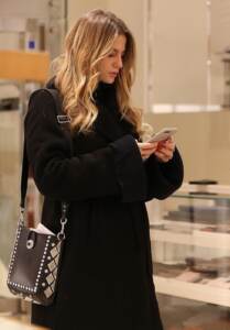 Cristina Marino a passeggio con sua mamma per le vie di Milano