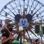 Disneyland riapre in California: ma niente abbracci con Topolino