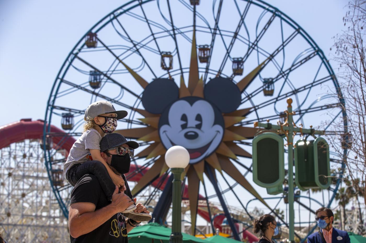 Disneyland riapre in California: ma niente abbracci con Topolino