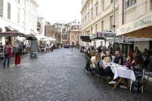 Coronavirus, Roma: pranzo all'aperto dopo la riapertura dei ristoranti