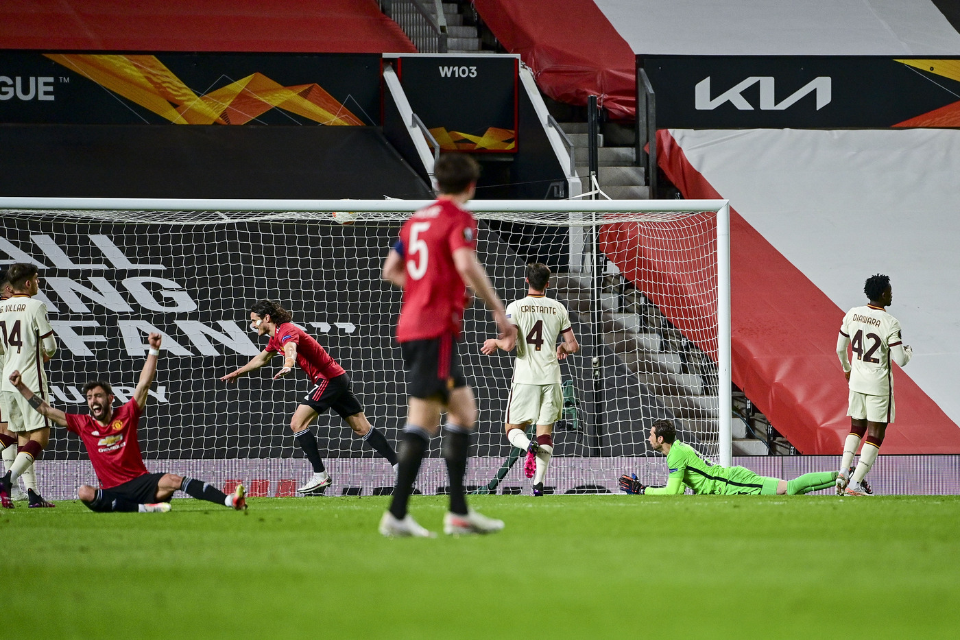 Calcio, Roma travolta all’Old Trafford 6-2. Il Manchester Utd dilaga nella ripresa Calcio, Roma travolta all’Old Trafford 6-2. Il Manchester Utd dilaga nella ripresa
