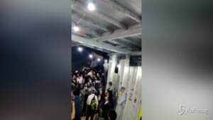 La calca poi la disperata fuga: le tragiche immagini da Israele