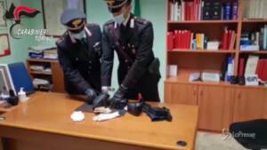 ruba oltre 2mila euro: arrestato