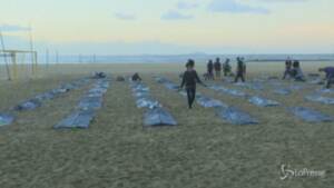 sacche per cadaveri sulla spiaggia di Copacabana in ricordo delle vittime