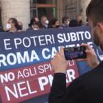 Piano di Ripresa, flash mob di fdi davanti a Palazzo Chigi: “Più soldi per Roma Capitale”