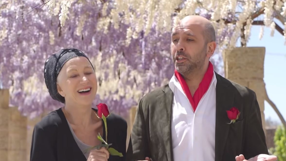 Checco Zalone canta ‘La vacinada’ con Helen Mirren: è subito boom di visualizzazioni