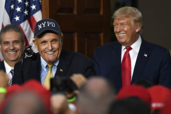 Trump difende Rudy Giuliani dopo le perquisizioni dell'Fbi