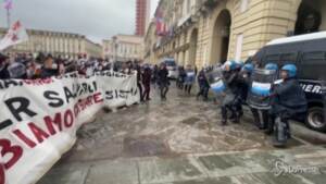 scontri polizia-manifestanti a Torino