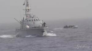 Guardia costiera libica picchia migranti, il video denuncia di Sea Watch