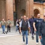 Primo maggio, destra in piazza a Bologna, dai balconi suona “Bella ciao”