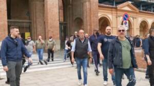 Primo maggio, destra in piazza a Bologna, dai balconi suona "Bella ciao"