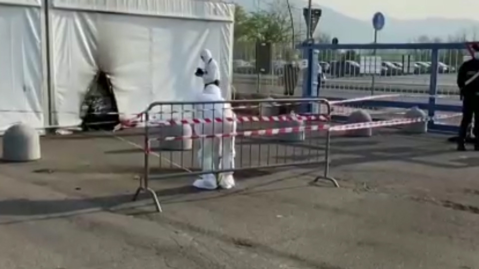 Vaccini, molotov contro hub Brescia: arrestati due No Vax