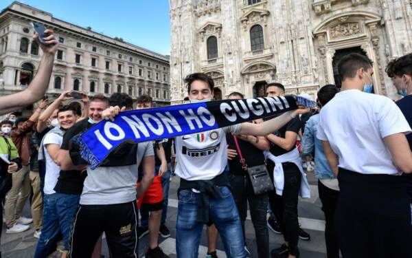 Milano, la festa scudetto dei tifosi dell'Inter da Piazza Duomo