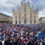 La folla di tifosi invade Piazza Duomo, salta ogni regola anti covid