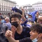 Scudetto Inter, i tifosi si riversano in piazza Duomo. Saltano i distanziamenti