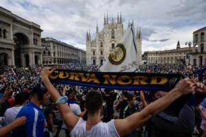 Milano, la festa scudetto dei tifosi dell'Inter da Piazza Duomo