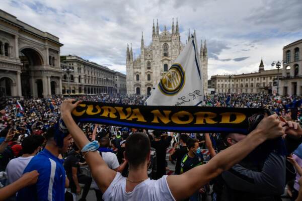 Milano, la festa scudetto dei tifosi dell'Inter da Piazza Duomo