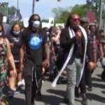 Morte Andrew Brown, l’omaggio della gente prima del funerale