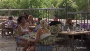 riaprono bar e ristoranti con tavoli all'aperto