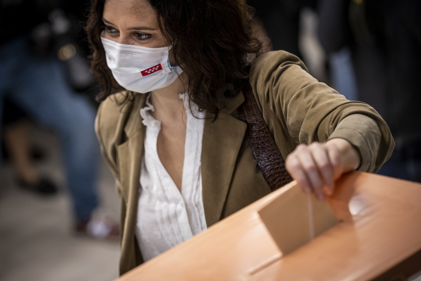 Spagna, elezioni regionali Madrid: secondo gli exit poll il Pp vince ma avrà bisogno di Vox