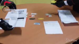 compravano cellulari con dati e carte rubate: quattro arresti