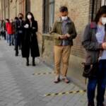 Elezioni a Madrid: code con distanziamento ai seggi