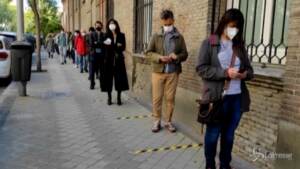 Elezioni a Madrid: code con distanziamento ai seggi