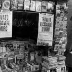 Un' edicola il giorno dopo l' assassinio dell' onorevole Aldo Moro