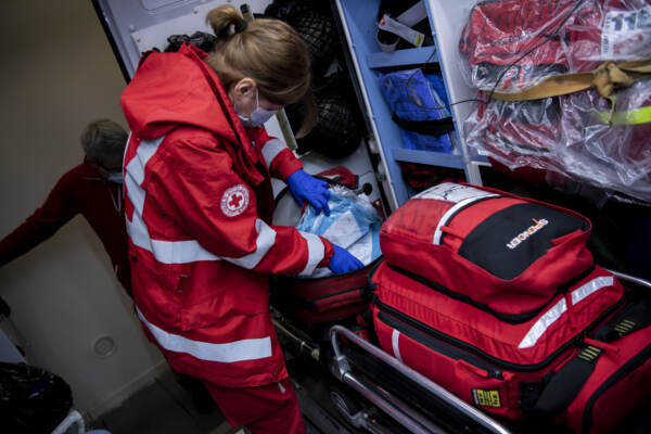 Coronavirus: il lavoro degli operatori della Croce Rossa in ambulanza