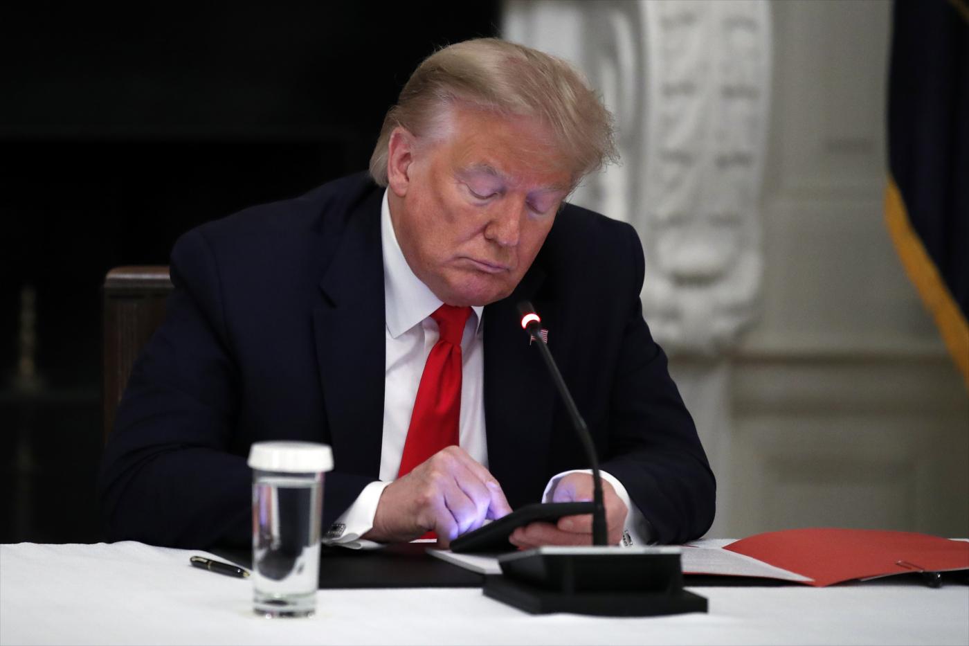 Donald Trump cacciato definitivamente da Facebook