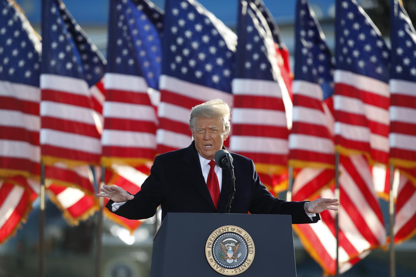 Facebook conferma la sospensione di Trump. Lui lancia propria ‘piattaforma’