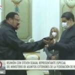 Venezuela: Steven Seagal regala una spada di samurai a Maduro