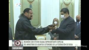 Steven Seagal regala una spada di samurai a Maduro