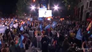 Madrid trionfa il PP di Ayuso, la festa in piazza del partito