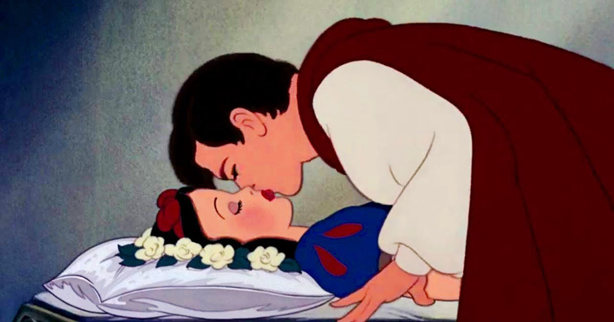 Il politically correct boccia anche le favole, polemiche a Disneyland per il bacio alla Biancaneve addormentata