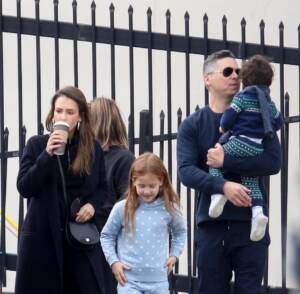 Jessica Alba fa shopping natalizio con la famiglia a West Hollywood