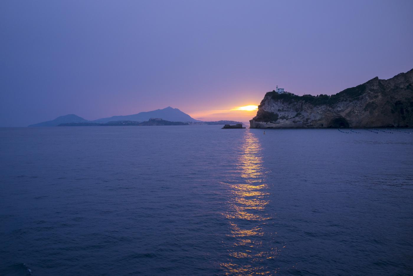 Isole covid free: pronte le campane, le toscane si preparano e le sarde sperano. Il piano e i tempi, con qualche incertezza