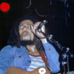 Bob Marley durante un concerto.