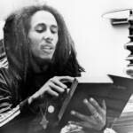Bob Marley felice nella sua casa a Los Angeles.