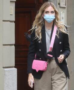 Chiara Ferragni incinta esce da un ristorante con un amico