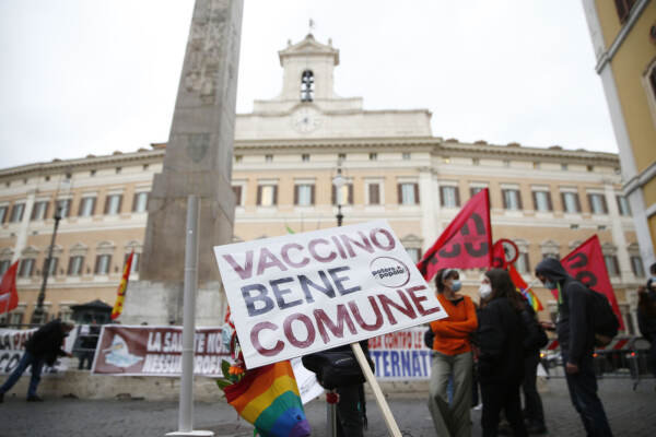 Roma, manifestazione per la liberalizzazione dei brevetti sui vaccini